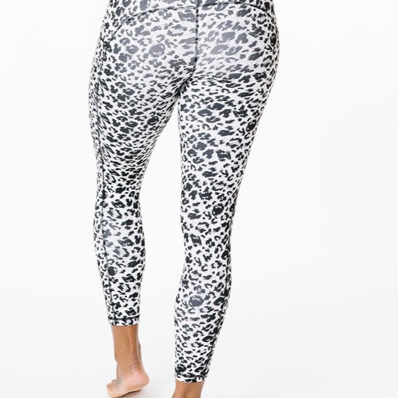 🌙 ZYIA Snow Leopard Brilliant hi-rise legging, Size 6-8 - Picture 3 of 3